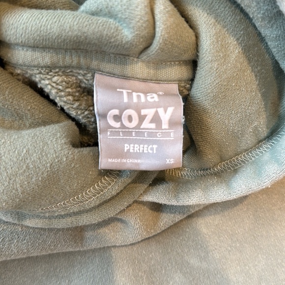 Aritzia TNA cozy fleece perfect fit. - Picture 3 of 7